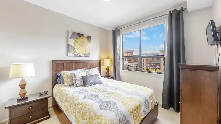Top Floor Corner Unit With Pool and Lake View - Oda