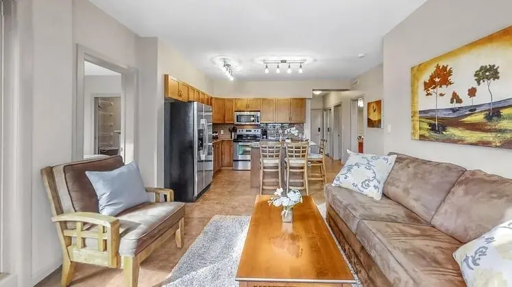 Top Floor Corner Unit With Pool and Lake View - Oda Düzeni