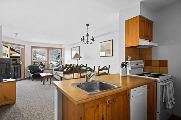 TOP FLOOR in Panorama Resort | TRUE Ski In/Out | Indoor Access to Pool & HotTubs - Mutfak