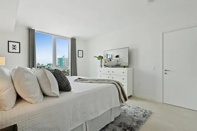 Top Fort Lauderdale Condo 7th Floor - Private and Sanitized, Hotel Amenities, Free Parking for Stays Over 27 Days, 400 ft From the Beach. Hosted by Super Host!