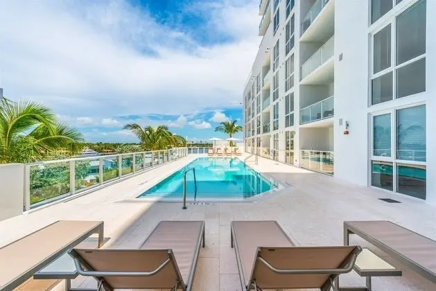 Top Fort Lauderdale Condo 9th Floor - Private and Sanitized, Hotel Amenities, Free Parking for Stays Over 27 Days, 400 ft From the Beach. Hosted by Super Host! - Havuz
