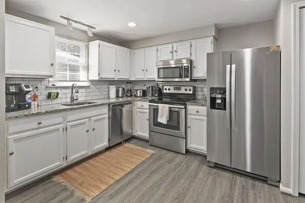 Top Rated Townhome - Largest Corner Unit With Patio, Deck, Basement, and new Luxury Mattresses! Self Checkin. Super Host Support! - Mutfak