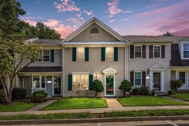 Top Rated Townhome - Our Reviews say it All. Large Discount During Pandemic. Self Checkin, Pet Friendly! Super-host Support