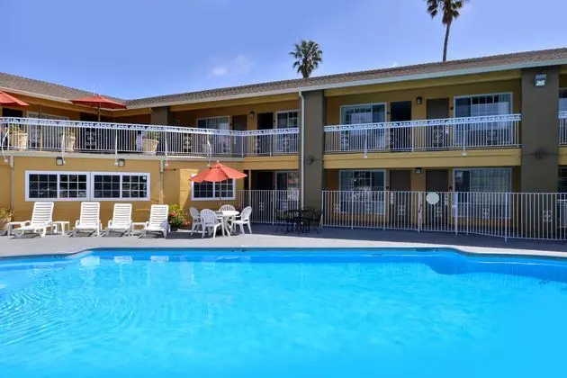 Torch Lite Inn - Havuz