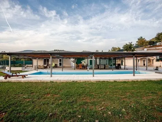 Torine - Capacious Holiday Home in Neorić with Heated Swimming Pool
