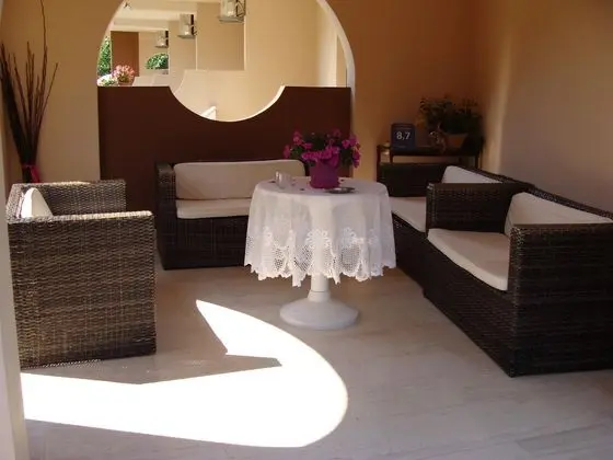 Toulas Apartments - Lobi