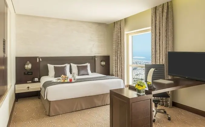 The Tower Plaza Hotel - Oda