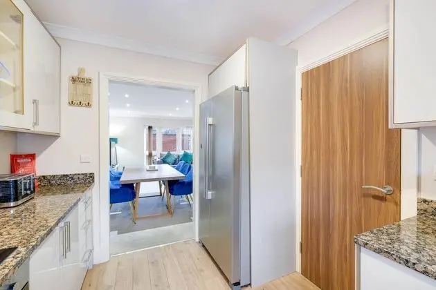 Town Center 4 Bedroom 4 bathroom House - Mutfak