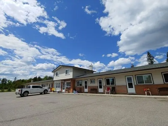 Town and Country Motel in Nipigon - 1