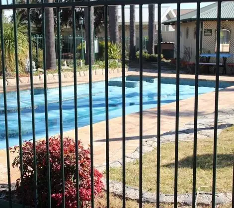 Town & Country Motor Inn - Havuz