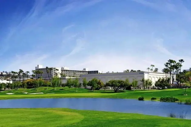 Town And Country Resort Hotel - 1