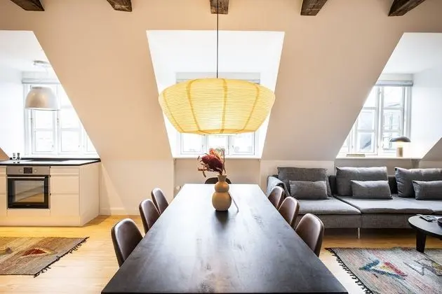 By Town Hall apartments - Into This Place - İç Mekan