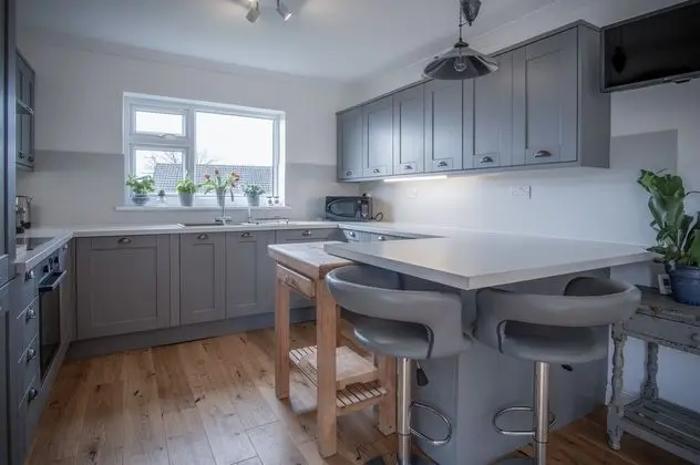 Town Heights - 3 Bedroom - Tenby - Mutfak