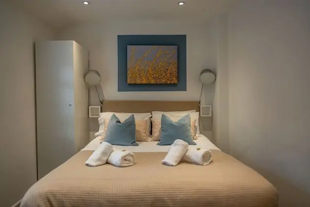 Town Street Apartment - Öne Çıkan Resim