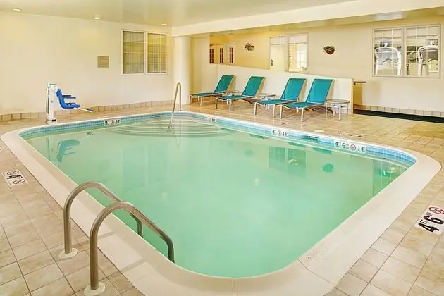 TownePlace Suites Manchester-Boston Regional Airpt - Havuz