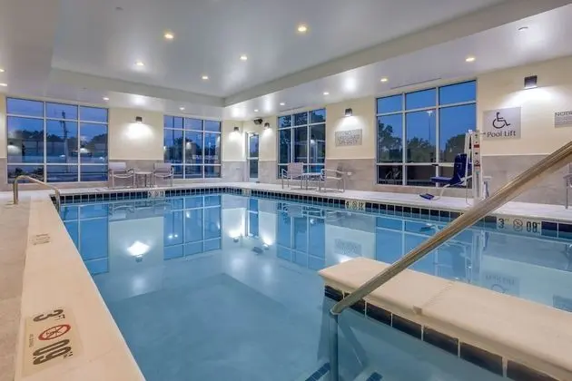 TownePlace Suites by Marriott Chicago Waukegan/Gurnee - Havuz