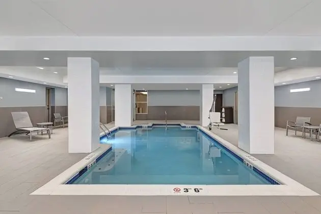 TownePlace Suites by Marriott Cincinnati Downtown - Havuz