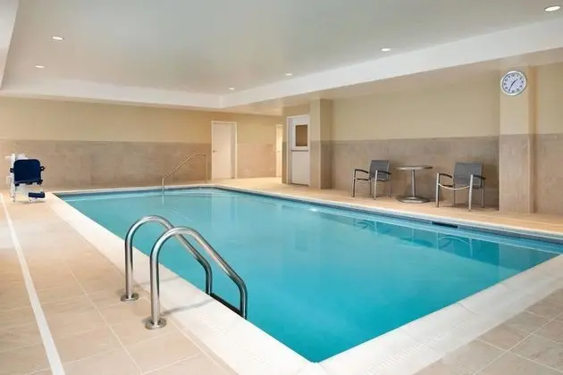TownePlace Suites by Marriott Dubuque Downtown - Havuz