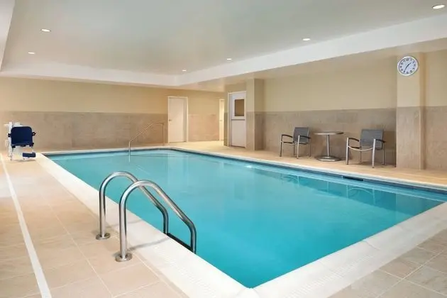 TownePlace Suites by Marriott Dubuque Downtown - Havuz