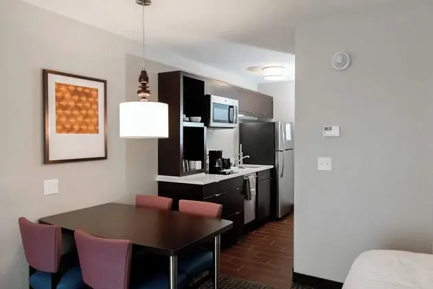 TownePlace Suites by Marriott Louisville Airport - Mutfak