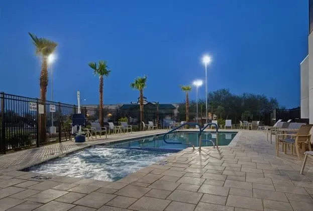 TownePlace Suites by Marriott Phoenix Glendale Sports & Entertainment District - Havuz