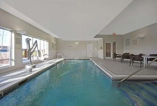 TownePlace Suites by Marriott Westport - Havuz