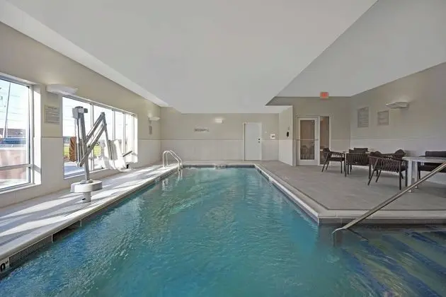 TownePlace Suites by Marriott Westport - Havuz