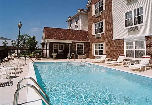 TownePlace Suites St. Louis St. Charles - Havuz