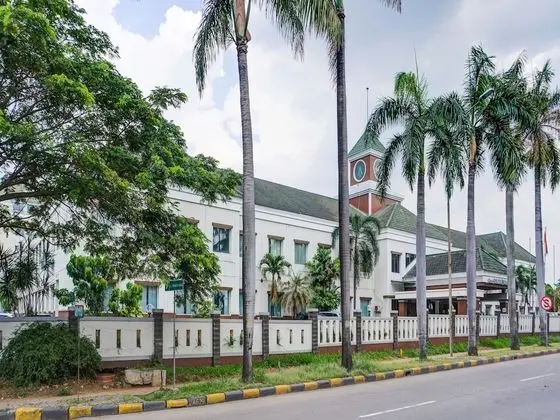 Townhouse OAK Hotel Grand Cikarang