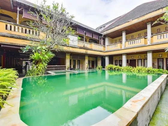 Townhouse Oak Maxi Hotel Legian
