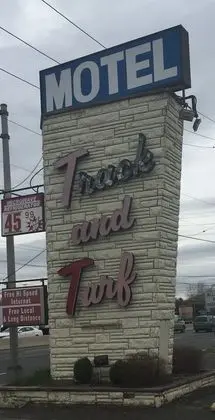 Track & Turf Motel - Dış Mekan