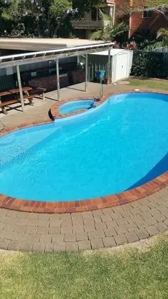 Tradewinds Apartments - Havuz