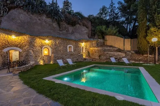 Traditional Cave House With Swimming Pool Near to City Center. Cueva del Cadí