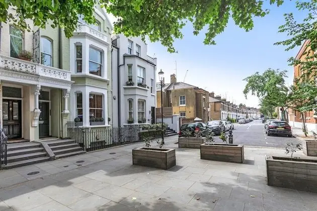 Traditional Chelsea Maisonette With 2 Bedrooms and Wonderful Views of the River