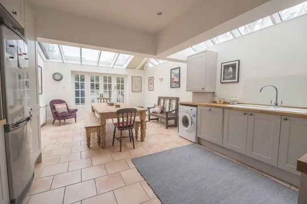 Traditional Home in Kew Gardens - Mutfak