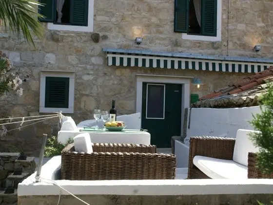 Traditional House With two Apartments in Old Town Vis, Beach 5 Mins - Yerinde Yemek