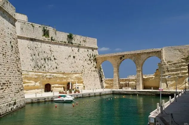 Traditional Maltese Townhouse, Roof Terrace and Views - Havuz