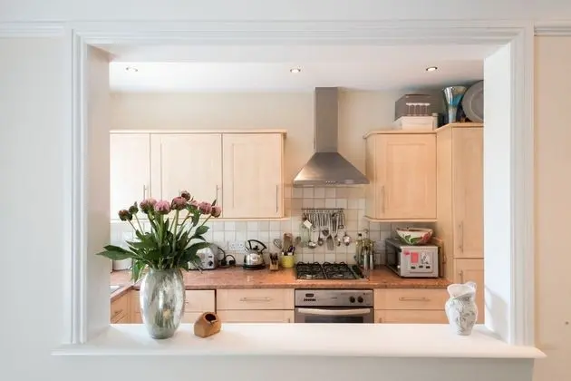 Traditional Richmond Home by Twickenham Green - Mutfak