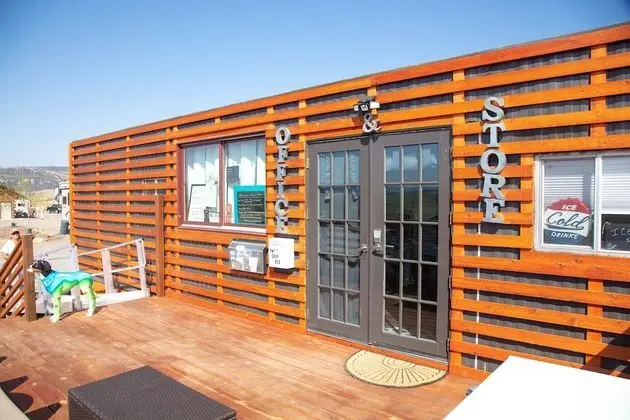 Trail and Hitch Tiny Home Hotel and RV - Lobi