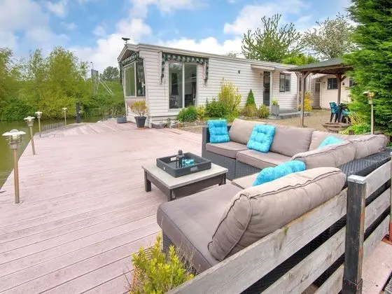 Tranquil Holiday Home in Ooltgensplaat Near Lakebeach and Boat Dock