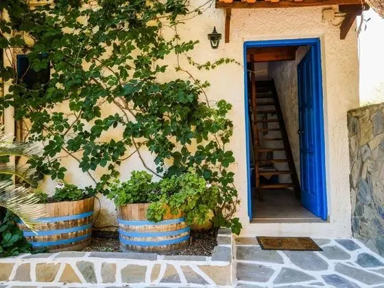 Tranquil Holiday Home in Palaiochora near Sea Beach - Dış Mekan