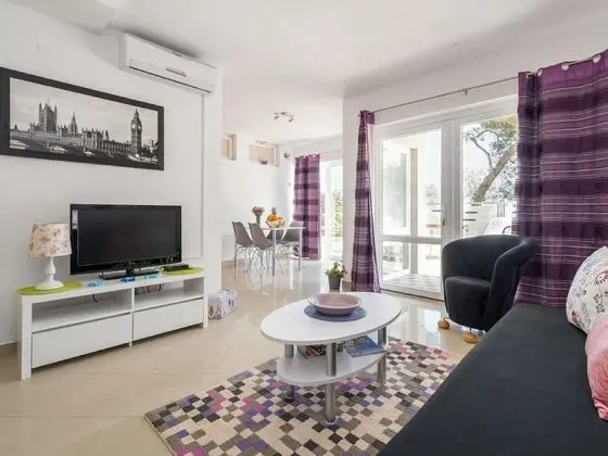 Tranquil Seaside Apartment in Kaštel Štafilic