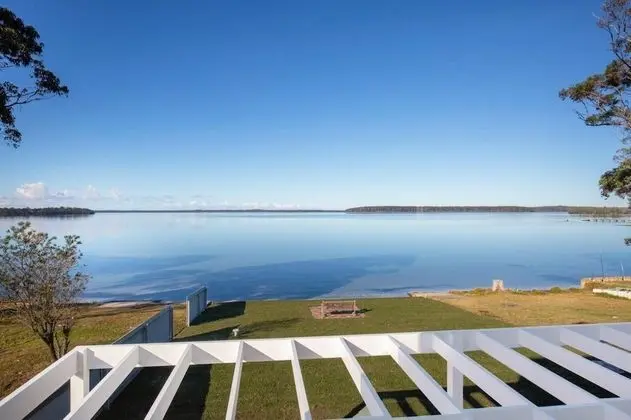 Tranquility Beach House - Absolute Waterfront - Child and Pet Friendly