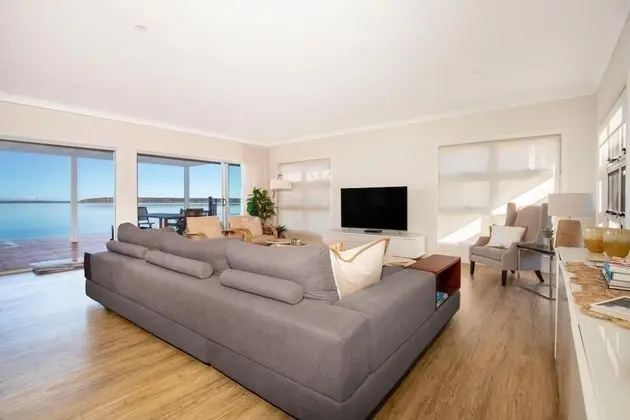 Tranquility Beach House - Absolute Waterfront - Child and Pet Friendly - Oda