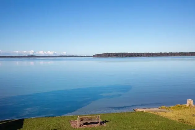 Tranquility Beach House - Absolute Waterfront - Child and Pet Friendly - Oda