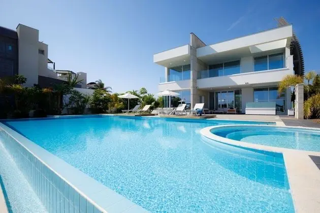 Tranquility Beachfront Villa - Havuz