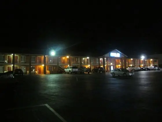Travel Inn & Suites - Dış Mekan