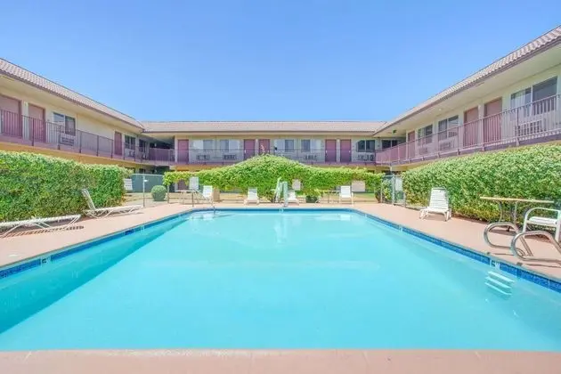 Travel Stay Coalinga - Havuz