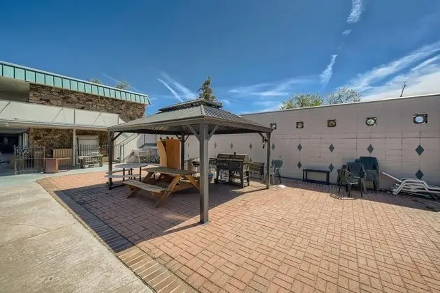 Travelers Uptown Motel