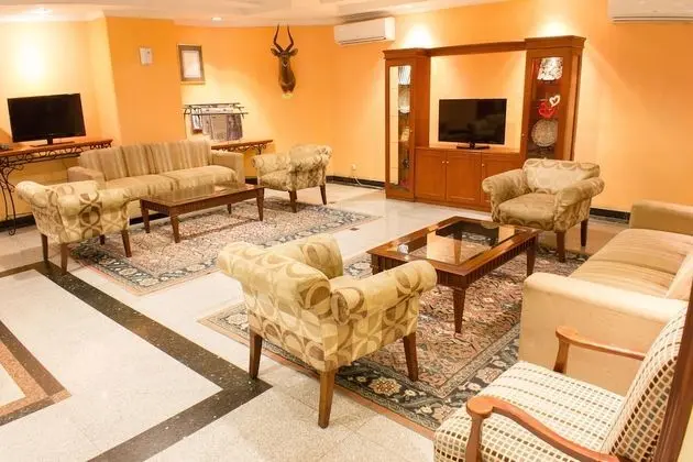 Travellers Suites Serviced Apartments - Lobi